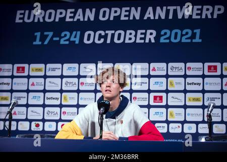 Italienischer Jannik Sünder, das auf einer Pressekonferenz nach einem Tennisspiel zwischen italienischem Sünder und argentinischem Schwartzman, dem Finale der Singles beim European Open Tennis ATP Turnier, in Antwerpen, Sonntag, den 24. Oktober 2021, gezeigt wurde. BELGA FOTO KRISTOF VAN ACCOM Stockfoto