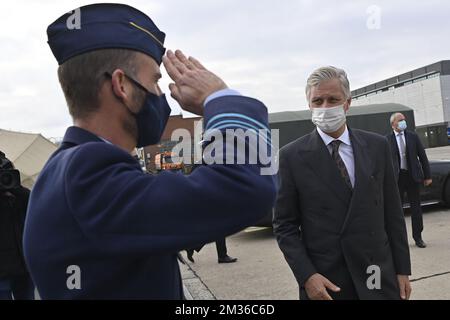 König Philippe - Filip von Belgien am Flughafen Melsbroek vor dem Abflug zu einem königlichen Arbeitsbesuch in Dänemark, um Beschäftigungs- und Ausbildungsstrategien zu besprechen, am Montag, den 25. Oktober 2021 in Kopenhagen, Dänemark. BELGA FOTO ERIC LALMAND Stockfoto