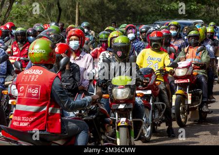 Abbildung zeigt einen Stau von Motorradfahrern in Kigali, Ruanda, Dienstag, den 26. Oktober 2021. BELGA FOTO HATIM KAGHAT Stockfoto