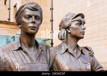 Women of Steel ist eine Bronzeskulptur, die an die Frauen von Sheffield erinnert, die während des Ersten Weltkriegs und der S in der Stahlindustrie der Stadt gearbeitet haben Stockfoto