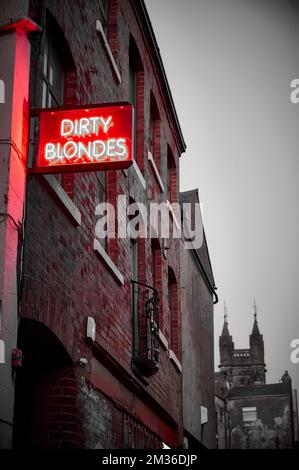 Bar und Restaurant „Dirty Blondes“ mit Neonschild in der Gasse von Blackpool, Großbritannien Stockfoto