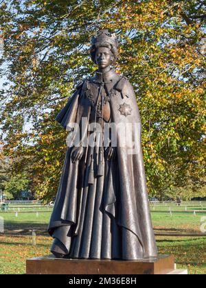 HM Queen Elizabeth II. Statue, geschaffen von Bildhauer James Butler auf dem Runnymede Pleasure Ground, Runnymede, Großbritannien. Stockfoto