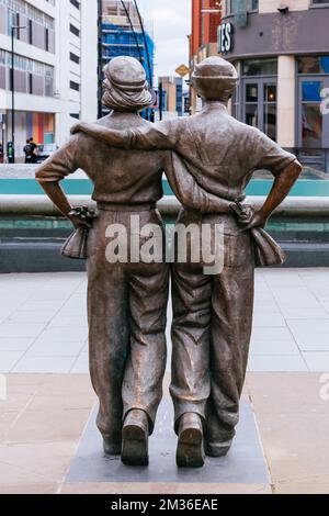 Women of Steel ist eine Bronzeskulptur, die an die Frauen von Sheffield erinnert, die während des Ersten Weltkriegs und der S in der Stahlindustrie der Stadt gearbeitet haben Stockfoto