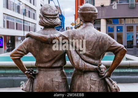 Women of Steel ist eine Bronzeskulptur, die an die Frauen von Sheffield erinnert, die während des Ersten Weltkriegs und der S in der Stahlindustrie der Stadt gearbeitet haben Stockfoto