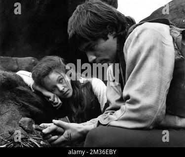 ANNA CALDER-MARSHALL als Cathy und TIMOTHY DALTON als Heathcliff in WUTHERING HEIGHTS 1970 Regisseur ROBERT FUEST Roman Emily Bronte Drehbuch Patrick Tilley Musik Michel Legrand Produzenten Samuel z. Arkoff und James H. Nicholson American International Pictures (AIP) Stockfoto