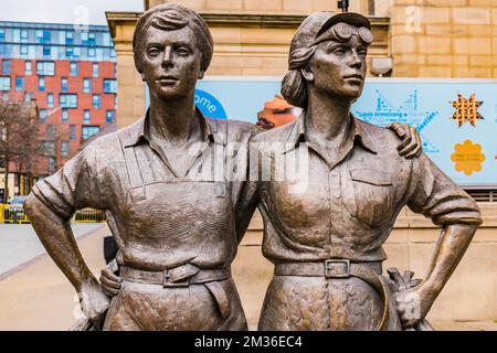 Women of Steel ist eine Bronzeskulptur, die an die Frauen von Sheffield erinnert, die während des Ersten Weltkriegs und der S in der Stahlindustrie der Stadt gearbeitet haben Stockfoto