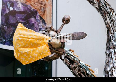 „Belling up the Right Tree“ wurde von Museums Sheffield zur Feier der Eröffnung der Millennium Gallery in Auftrag gegeben und ist zu einem sehr beliebten Skulp geworden Stockfoto