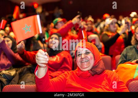 Dearborn, Michigan, USA. 14.. Dezember 2022. Arabisch-Amerikaner packten ein Theater, um Marokko bei seinem Spiel gegen Frankreich im Halbfinale der FIFA-Weltmeisterschaft anzufeuern. Die Watch Party, in der Dearborns erster arabisch-amerikanischer Bürgermeister, Abdullah Hammoud, Gastgeber war, zog eine große Menge an. Marokko ist die erste afrikanische oder arabische Nation, die es jemals zum Halbfinale der Weltmeisterschaft geschafft hat. Kredit: Jim West/Alamy Live News Stockfoto