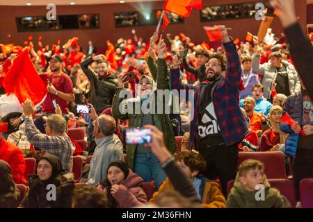 Dearborn, Michigan, USA. 14.. Dezember 2022. Arabisch-Amerikaner packten ein Theater, um Marokko bei seinem Spiel gegen Frankreich im Halbfinale der FIFA-Weltmeisterschaft anzufeuern. Die Watch Party, in der Dearborns erster arabisch-amerikanischer Bürgermeister, Abdullah Hammoud, Gastgeber war, zog eine große Menge an. Marokko ist die erste afrikanische oder arabische Nation, die es jemals zum Halbfinale der Weltmeisterschaft geschafft hat. Kredit: Jim West/Alamy Live News Stockfoto