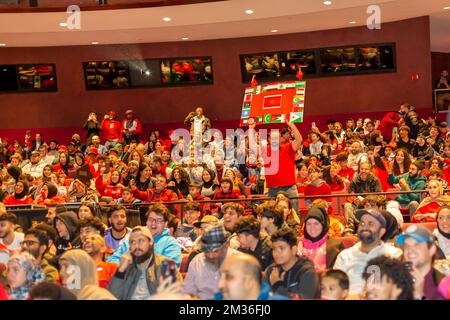 Dearborn, Michigan, USA. 14.. Dezember 2022. Arabisch-Amerikaner packten ein Theater, um Marokko bei seinem Spiel gegen Frankreich im Halbfinale der FIFA-Weltmeisterschaft anzufeuern. Die Watch Party, in der Dearborns erster arabisch-amerikanischer Bürgermeister, Abdullah Hammoud, Gastgeber war, zog eine große Menge an. Marokko ist die erste afrikanische oder arabische Nation, die es jemals zum Halbfinale der Weltmeisterschaft geschafft hat. Kredit: Jim West/Alamy Live News Stockfoto