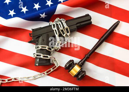 Richter entscheiden über den Einsatz von zivilen Waffen, patriotische Flagge mit Pistole. Stockfoto