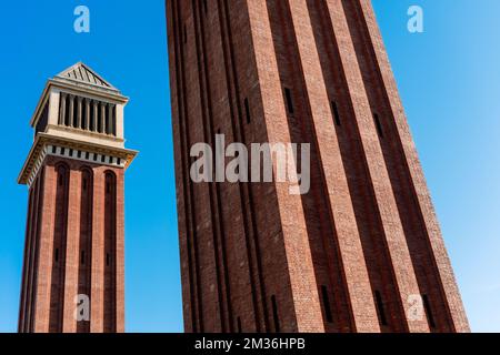 Die venezianischen Türme am Fuße des Montjuic-Berges in Barcelona. Stockfoto