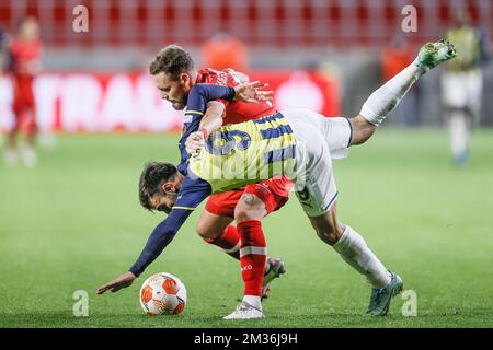 Antwerpens Birger Verstraete und Fenerbahce Diego Rossi kämpfen um den Ball während eines Fußballspiels zwischen dem belgischen Royal Antwerpen FC und dem türkischen Verein Fenerbahce S.K., Donnerstag, den 04. November 2021 in Antwerpen, am vierten Tag der UEFA Europa League-Gruppenphase, in Gruppe D. BELGA FOTO BRUNO FAHY Stockfoto