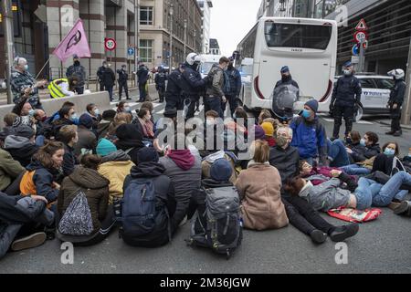 Demonstranten blockieren die Straße Wetstraat - Rue de la Loi, die "time4rage" Protestaktion der Klimaaktivisten, Rebellion, in Brüssel, Samstag, den 06. November 2021 in Brüssel. Die Organisation plädiert für eine dringendere Bekämpfung des Klimawandels auf der Klimakonferenz COP26. BELGA FOTO NICOLAS MAETERLINCK Stockfoto