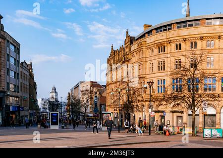 Fargate ist eine Fußgängerzone und ein Einkaufsviertel in Sheffield, England. Es verläuft zwischen Barker's Pool und High Street gegenüber der Kathedrale. Das war es Stockfoto