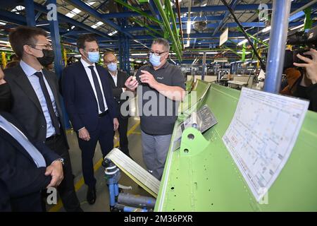 Stellvertretender Ministerpräsident und Minister für Wirtschaft und Arbeit Pierre-Yves Dermagne, Premierminister Alexander De Croo und ein nicht identifizierter Mann liston bei einem Arbeitsbesuch im Hauptquartier von Sonaca-Flugzeugen in Gosselies am Dienstag, den 16. November 2021. BELGA FOTO ERIC LALMAND Stockfoto