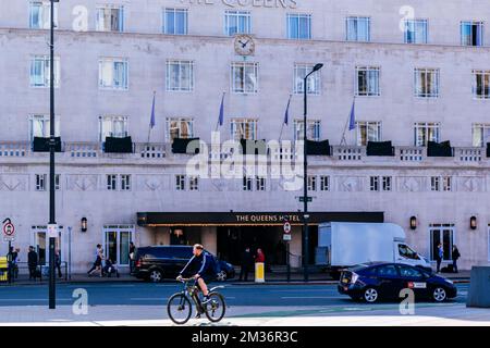 The Queens Hotel is a large hotel located on City Square in Leeds. Built in 1937, it is an elegant Art Deco Grade II listed building. Leeds, West York Stock Photo