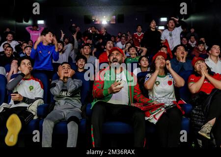 HELMOND - Unterstützer der marokkanischen Fußballmannschaft sehen das Halbfinalspiel zwischen Marokko und Frankreich bei der Weltmeisterschaft in Katar in der Helmondse Cacaofabriek. ANP SEM VAN DER WAL Stockfoto