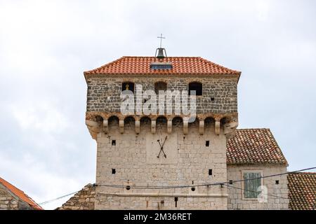 Festung Kaštilac in Kaštel Gomilica, Kroatien. Steinbrücke und Turm mit Eingang in die alte Burg. Stockfoto