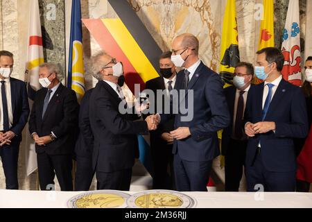 Der luxemburgische Finanzminister Pierre Gramegna und der belgische Finanzminister Vincent Van Peteghem haben anlässlich der Feierlichkeiten zum 100.. Jahrestag der belgisch-luxemburgischen Wirtschaftsunion am Mittwoch, den 17. November 2021 in Brüssel Geschenke ausgetauscht. BELGA FOTO JAMES ARTHUR GEKIERE Stockfoto