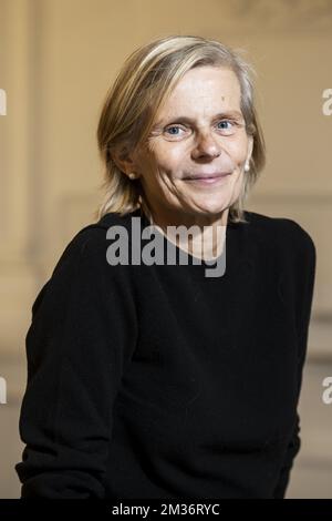 VUB-Rektorin Caroline Pauwels posiert für den Fotografen während einer Fotosession vor der Zeremonie für die Ehrengrade "Doctor Honoris Causa" der Universität VUB (Vrije Universiteit Brussel) am Mittwoch, den 17. November 2021 in Brüssel. BELGA FOTO HATIM KAGHAT Stockfoto