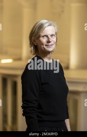 VUB-Rektorin Caroline Pauwels posiert für den Fotografen während einer Fotosession vor der Zeremonie für die Ehrengrade "Doctor Honoris Causa" der Universität VUB (Vrije Universiteit Brussel) am Mittwoch, den 17. November 2021 in Brüssel. BELGA FOTO HATIM KAGHAT Stockfoto