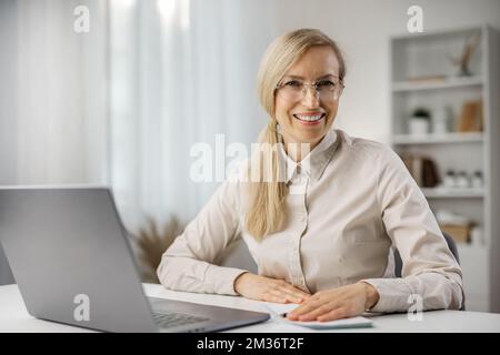 Die Businesslady lächelt vor der Kamera Stockfoto