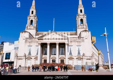 Parade der Freiheit von Leeds. Leeds Civic Hall ist ein kommunales Gebäude im Stadtviertel von Leeds. Es ersetzte Leeds Town Hall als die Verwaltung Stockfoto