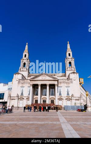 Parade der Freiheit von Leeds. Leeds Civic Hall ist ein kommunales Gebäude im Stadtviertel von Leeds. Es ersetzte Leeds Town Hall als die Verwaltung Stockfoto