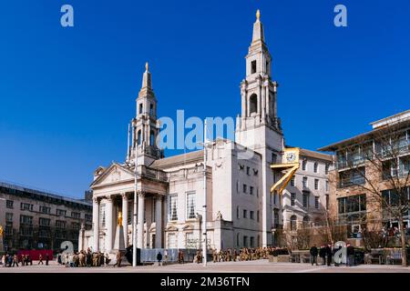 Parade der Freiheit von Leeds. Leeds Civic Hall ist ein kommunales Gebäude im Stadtviertel von Leeds. Es ersetzte Leeds Town Hall als die Verwaltung Stockfoto