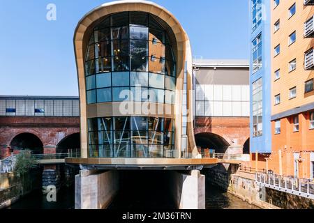 Leeds Station Südeingang über den Fluss Aire. Der Hauptbahnhof von Leeds, auch bekannt als Bahnhof von Leeds City, ist der Hauptbahnhof Stockfoto