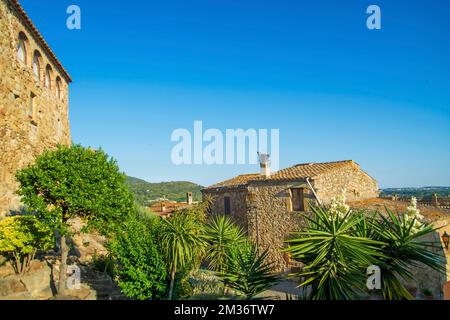 Pals, mittelalterliche Stadt in Katalonien, Spanien, am späten Abend Licht am Sommertag Stockfoto