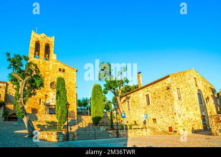 Pals, mittelalterliche Stadt in Katalonien, Spanien, Hauptplatz und Kirche, spätes Abendlicht am Sommertag Stockfoto