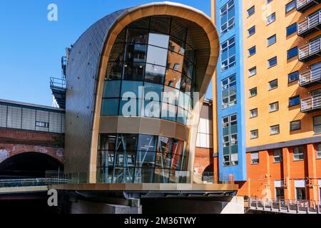 Leeds Station Südeingang über den Fluss Aire. Der Hauptbahnhof von Leeds, auch bekannt als Bahnhof von Leeds City, ist der Hauptbahnhof Stockfoto