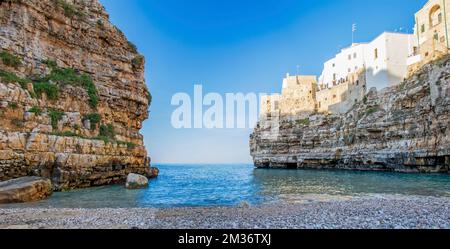 Polignano a Mare, Apulien, Italien: Sonnenuntergang am Golf von Cala Paura mit und Lama Monachile, Apulien, Italien, Provinz Bari Stockfoto