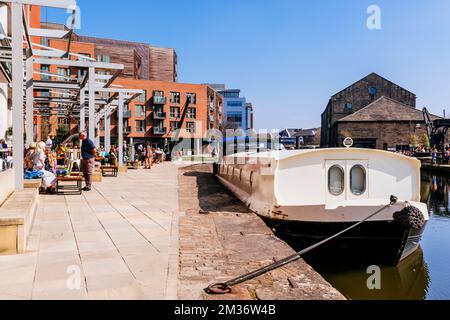 Schmale Boote, die in Granary Wharf festgemacht sind. Leeds-Liverpool-Kanal. Leeds, West Yorkshire, Yorkshire and The Humber, England, Vereinigtes Königreich, Europa Stockfoto