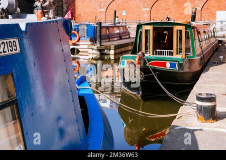 Schmale Boote, die in Granary Wharf festgemacht sind. Leeds-Liverpool-Kanal. Leeds, West Yorkshire, Yorkshire and The Humber, England, Vereinigtes Königreich, Europa Stockfoto