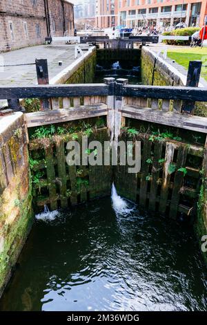 Granary Wharf Lock auf der Leeds zum Liverpool Canal. Leeds, West Yorkshire, Yorkshire and The Humber, England, Vereinigtes Königreich, Europa Stockfoto