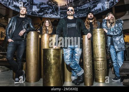 Sänger Joakim Broden (C) und seine Bandkollegen posieren für den Fotografen während eines Besuchs der schwedischen Heavy-Metal-Band Sabaton im Königlichen Museum der Armee und Militärgeschichte in Brüssel am Sonntag, den 21. November 2021. Sie präsentieren der internationalen Presse ihr neues Album. BELGA FOTO HATIM KAGHAT Stockfoto