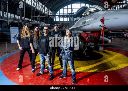 Sänger Joakim Broden (C) und seine Bandkollegen posieren für den Fotografen während eines Besuchs der schwedischen Heavy-Metal-Band Sabaton im Königlichen Museum der Armee und Militärgeschichte in Brüssel am Sonntag, den 21. November 2021. Sie präsentieren der internationalen Presse ihr neues Album. BELGA FOTO HATIM KAGHAT Stockfoto