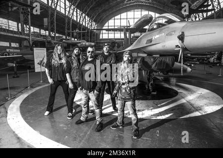 Sänger Joakim Broden (C) und seine Bandkollegen posieren für den Fotografen während eines Besuchs der schwedischen Heavy-Metal-Band Sabaton im Königlichen Museum der Armee und Militärgeschichte in Brüssel am Sonntag, den 21. November 2021. Sie präsentieren der internationalen Presse ihr neues Album. BELGA FOTO HATIM KAGHAT Stockfoto