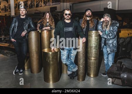 Sänger Joakim Broden (C) und seine Bandkollegen posieren für den Fotografen während eines Besuchs der schwedischen Heavy-Metal-Band Sabaton im Königlichen Museum der Armee und Militärgeschichte in Brüssel am Sonntag, den 21. November 2021. Sie präsentieren der internationalen Presse ihr neues Album. BELGA FOTO HATIM KAGHAT Stockfoto