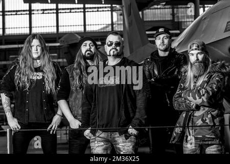 Sänger Joakim Broden (C) und seine Bandkollegen posieren für den Fotografen während eines Besuchs der schwedischen Heavy-Metal-Band Sabaton im Königlichen Museum der Armee und Militärgeschichte in Brüssel am Sonntag, den 21. November 2021. Sie präsentieren der internationalen Presse ihr neues Album. BELGA FOTO HATIM KAGHAT Stockfoto