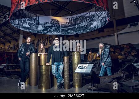 Sänger Joakim Broden (C) und seine Bandkollegen posieren für den Fotografen während eines Besuchs der schwedischen Heavy-Metal-Band Sabaton im Königlichen Museum der Armee und Militärgeschichte in Brüssel am Sonntag, den 21. November 2021. Sie präsentieren der internationalen Presse ihr neues Album. BELGA FOTO HATIM KAGHAT Stockfoto