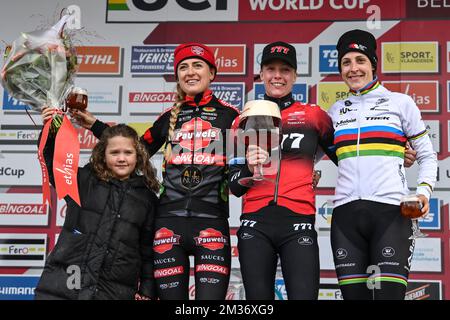 Dutch Denise Betsema, Dutch Annemarie Worst und Dutch Lucinda Brand feiern auf dem Podium nach dem Frauenelitenrennen der 7.. (Von 16) Etappe der Cyclocross-Weltmeisterschaft am Sonntag, den 21. November 2021 in Koksijde. BELGA FOTO DAVID STOCKMAN Stockfoto