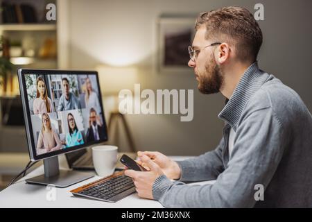 Ein Mann mit Videochat Stockfoto