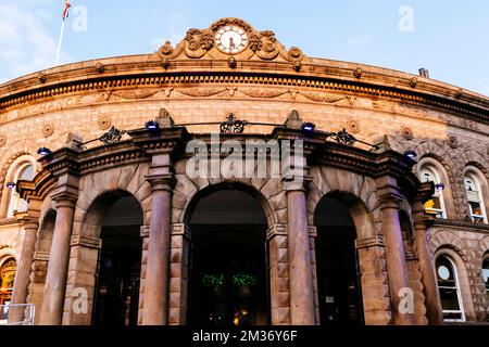 Der Leeds Corn Exchange ist ein viktorianisches Gebäude und eine ehemalige Maisbörse in Leeds. Nach einer weiteren Restaurierung im Jahr 2007 wurde die Maisbörse in wiedereröffnet Stockfoto