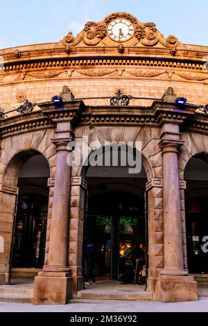 Der Leeds Corn Exchange ist ein viktorianisches Gebäude und eine ehemalige Maisbörse in Leeds. Nach einer weiteren Restaurierung im Jahr 2007 wurde die Maisbörse in wiedereröffnet Stockfoto