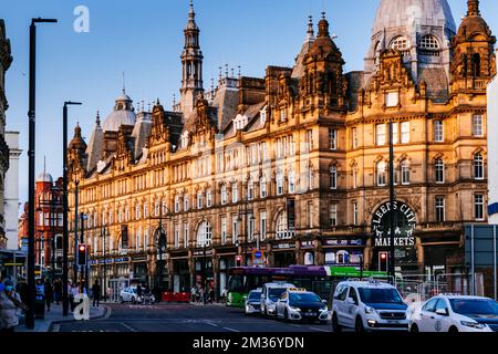 Kirkgate Market ist ein Marktkomplex in der Vicar Lane im Stadtzentrum von Leeds, West Yorkshire, England. Es ist der größte überdachte Markt in Europa und Stockfoto