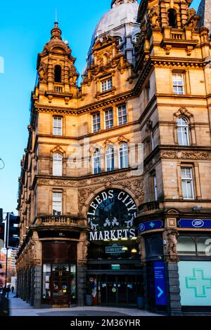 Kirkgate Market ist ein Marktkomplex in der Vicar Lane im Stadtzentrum von Leeds, West Yorkshire, England. Es ist der größte überdachte Markt in Europa und Stockfoto